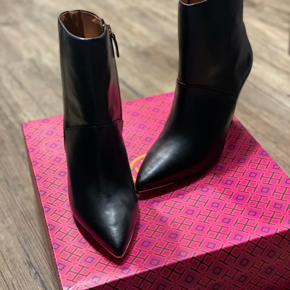 NWB Beautiful Tory Burch Lila booties size 8.
